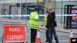 Un policier bloque la route près de la salle de concert de Manchester, en Grande-Bretagne, le 23 mai 2017. 