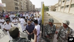 
سربازان ارتش کنترل امنیت حوزه های اخذ رای را برعهده دارند
