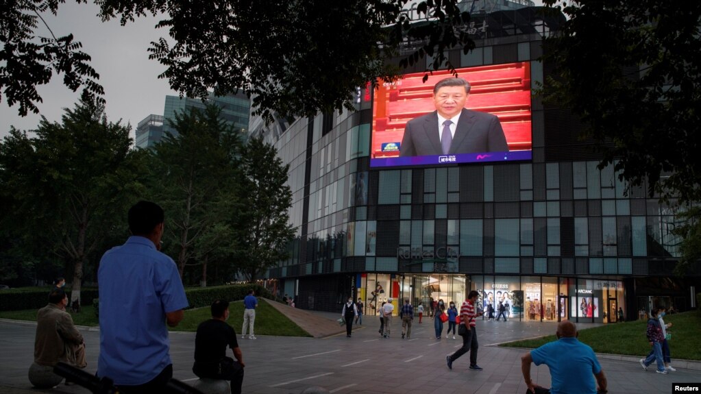 北京一家商场的电子屏幕上播放中国国家主席习近平出席全国政协年度会议开幕式。（2020年5月21日）