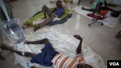 Para penderita kolera dirawat dengan fasilitas seadanya di Rumah Sakit Grande-Saline, Haiti.