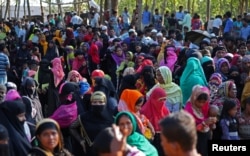 Rohingya refugees line up to receive humanitarian aid in Kutupalong refugee camp near Cox's Bazar, Bangladesh, Oct. 23, 2017.