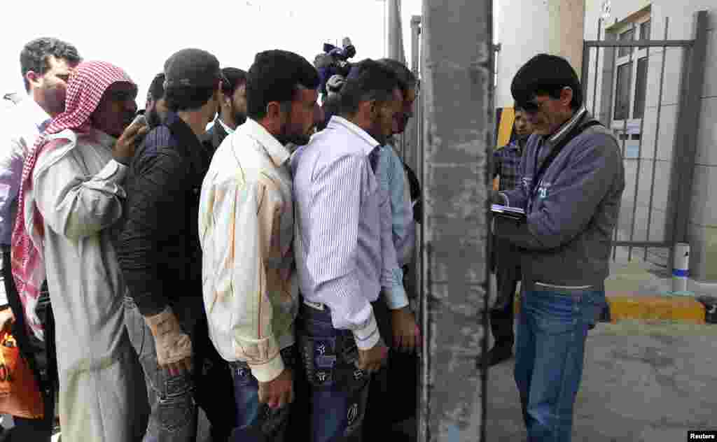 Syrians wait to cross back into Syria at the Turkish Cilvegozu border crossing in Reyhanli, Hatay province, May 14, 2013. 