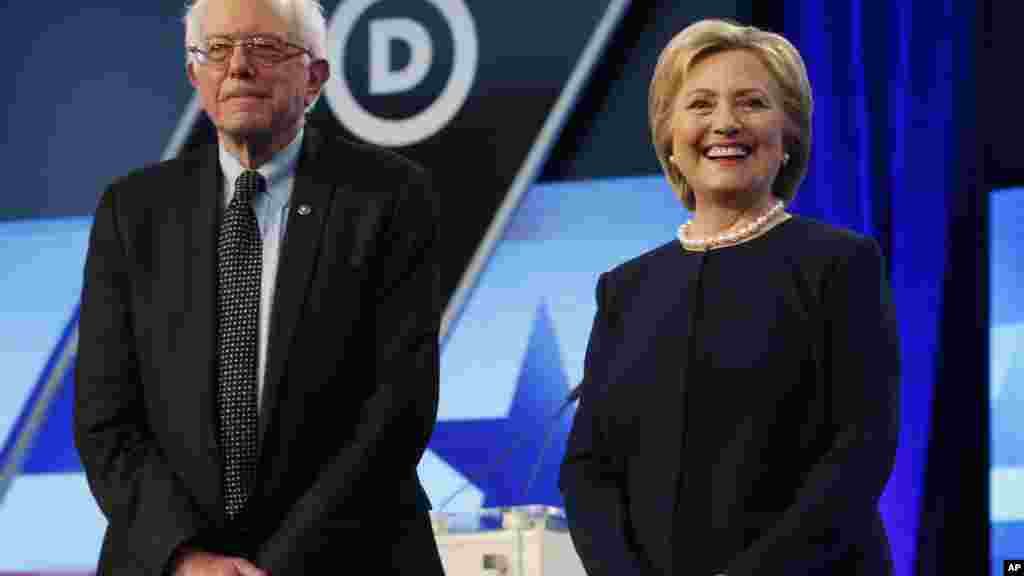 Hillary Clinton et Bernie Sanders attendant le début du débat présidentiel à Miami, le 9 mars 2016.