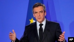 Kandidat presiden Perancis dari kelompok konservatif Francois Fillon dalam konferensi pers di markas kampanyenya di Paris (6/2). (AP/Christophe Ena)