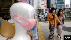 ဂျပန်နိုင်ငံ တိုကျိုမြို့တွင် နှာခေါင်းစည်းတပ် သွားလာနေသူများ။ (မေ ၃၁၊ ၂၀၂၀)