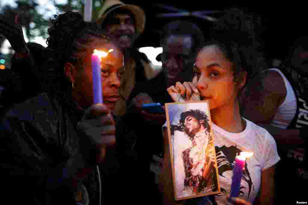 Julya Baer, 30, (R) cries at a vigil to celebrate the life and music of deceased musician Prince in Los Angeles, California, April 21, 2016. 