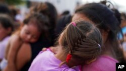 In this photo of August 30, 2019, two women and their daughters, among dozens of migrants, many of whom were returned to Mexico under the "Stay in Mexico" program. (AP Photo / Verónica G. Cárdenas) 