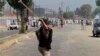 Polisi Bentrok dengan Demonstran di Kashmir-India 