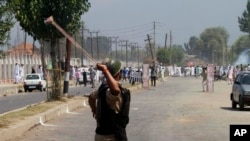 بھارت کی نیم فوجی سکیورٹی فورسز کا ایک اہلکار غلیل سے مظاہرین کو نشانہ بنا رہا ہے۔