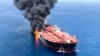 美國海軍視頻顯示伊朗巡邏艇從被襲擊油輪上移除未爆炸水雷 