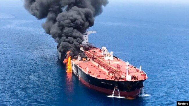 阿曼湾遭受袭击的油轮