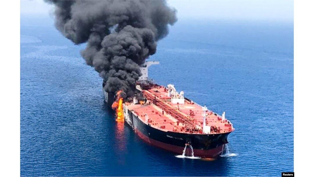 Sebuah tanker minyak tampak setelah diserang di Teluk Oman, 13 Juni 2019.