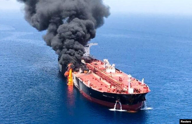 Sebuah tanker minyak tampak setelah diserang di Teluk Oman, 13 Juni 2019.