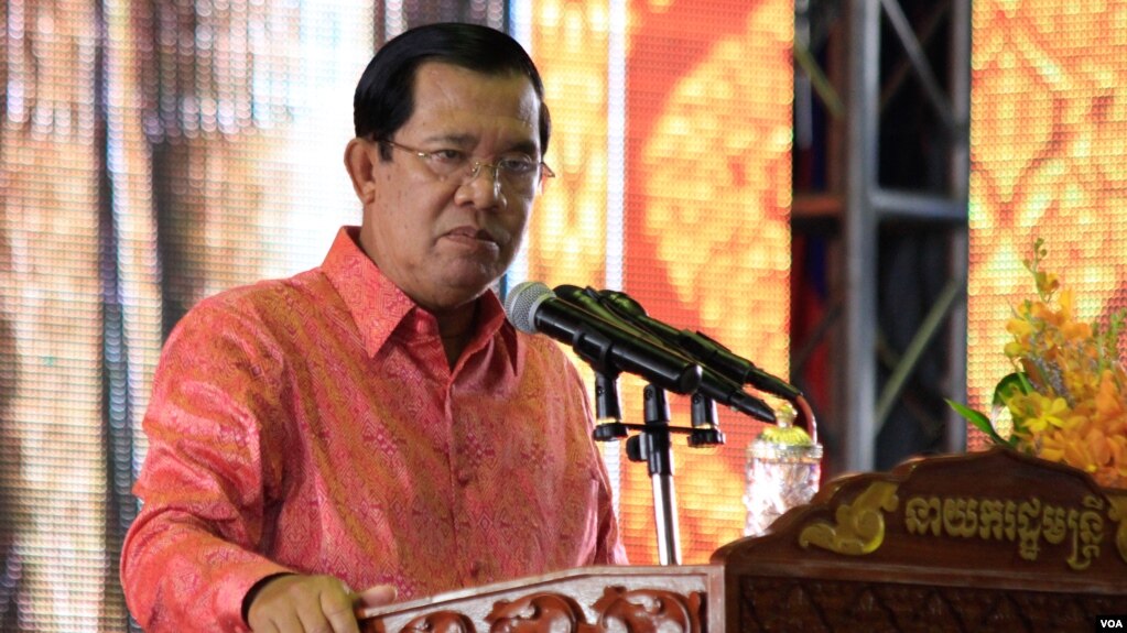 រូបឯកសារ៖ លោក នាយករដ្ឋមន្ត្រី ហ៊ុន សែន ថ្លែងទៅកាន់មហាជន ក្នុងកម្មវិធីអបអរសាទរការដាក់ប្រសាទសំបូរព្រៃគុក ក្នុងបញ្ជីរបេតិកភណ្ឌពិភពលោក នៅពហុកីឡាដ្ឋានជាតិអូឡាំពិក, នៅរាជធានីភ្នំពេញ, នៅថ្ងៃទី១៧ ខែកក្កដា ឆ្នាំ២០១៧។ (អូន ឆេងប៉រ/ VOA)