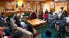 美国和平研究所与西藏精神领袖达赖喇嘛2019年10月23日与战乱地区维和青年领袖在印度达兰萨拉举行对话（图片来源：美国和平研究所）