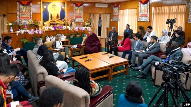 美国和平研究所与西藏精神领袖达赖喇嘛2019年10月23日与战乱地区维和青年领袖在印度达兰萨拉举行对话(图片来源:USIP)