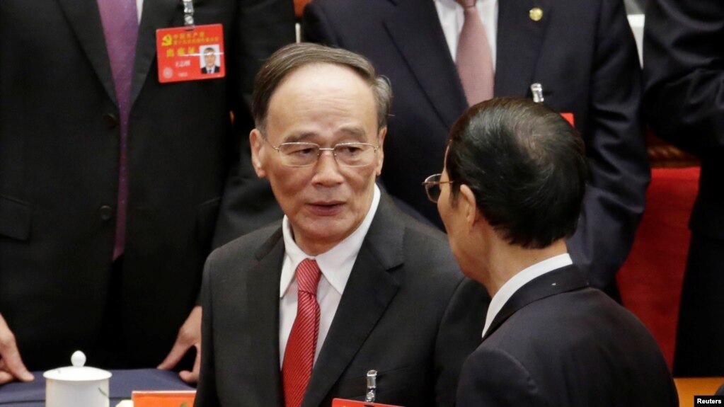 中国共产党第十九次全国代表大会闭幕式之后,王岐山离开会场,这是他最后一天担任中纪委书记和政治局常委(2017年10月24日)(路透社)
