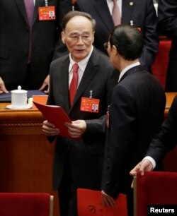 中国共产党第十九次全国代表大会闭幕式之后，王岐山离开会场，这是他最后一天担任中纪委书记和政治局常委（2017年10月24日）。