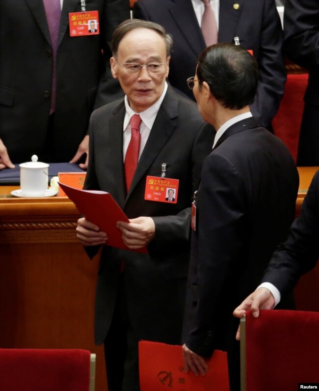 中国共产党第十九次全国代表大会闭幕式之后，王岐山离开会场，这是他最后一天担任中纪委书记和政治局常委（2017年10月24日）。