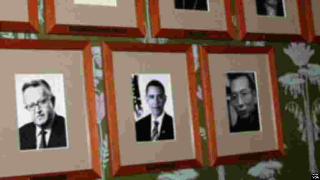 劉曉波做為諾貝爾獎得主的正式黑白照片掛在諾委會牆上。左側是上屆得主奧巴馬（2010年12月9日，美國之音王南拍攝）