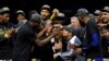 Remise du trophée au Golden State, champion de la NBA de la saison 2018 à l’issue d’une quatrième victoire d’affilée en finale contre le Cleveland Warriors, au Quicken Loans Arena, Cleveland, 8 juin 2018. (Reuters/ Kyle Terada-USA TODAY Sports)