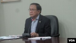 Sekretaris Kabinet Dipo Alam memberikan keterangan kepada wartawan. (VOA/Andylala Waluyo)