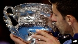 ሴርብያዊ ኖቫክ ድጆኮቪክ (Novak Djokovic) በ አውስትራሊያ ኦፕን (Australia Open) እንግሊዛዊውን አንዲ መሪ (Andy Murray) አሸንፎ ዋንጫ አነሳ (አሶሽየትድ ፕረስ/AP)