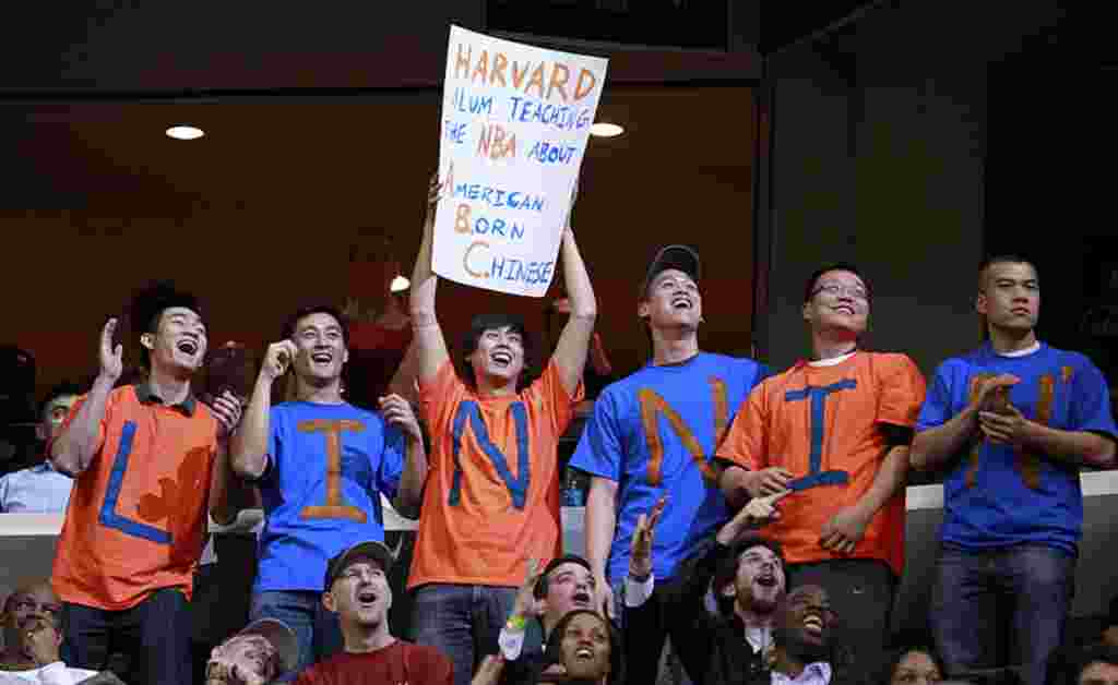 Fans cheer for New York Knicks point guard Jeremy Lin during the second half of an NBA basketball game against the Washington Wizards, February 8, 2012, in Washington. (AP)