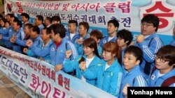 북한에서 열리는 2013 아시안컵 및 아시아클럽 역도선수권대회에 출전하는 한국 선수단이 10일 한국 김포공항을 통해 중국 베이징으로 출국하며 사진 촬영을 하고 있다.