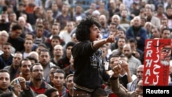 Người biểu tình chống ông Morsi hô khẩu hiệu chống chính phủ tại Quảng trường Tahrir ở Cairo, ngày 11/12/2012.