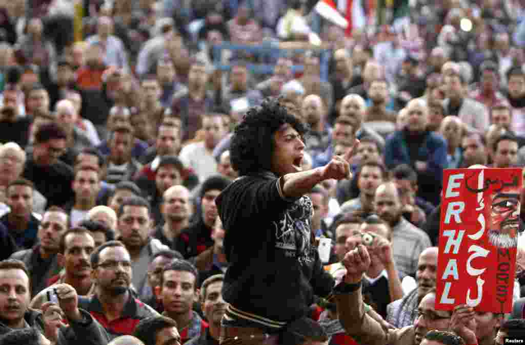 Anti-Mursi protesters chant anti-government slogans at Tahrir Square in Cairo, December 11, 2012.