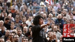 反穆尔西的抗议者12月11日在开罗的解放广场高呼口号