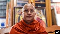រូបភាពឯកសារ៖ ព្រះសង្ឃ Wirathu មេដឹកនាំ​នៃ​អង្គការ​ពុទ្ធសាសនា​មីយ៉ាន់ម៉ា Ma Ba Tha កំពុង​ធ្វើការ​សម្ភាសន៍​នៅ​វត្ត​ក្នុង​ទីក្រុង​ Mandalay ប្រទេស​មីយ៉ាន់ម៉ា កាល​ពី​ថ្ងៃទី​១២ វិច្ឆិកា ២០១៦។