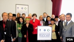 Dubes AS Dino Patti Djalal (kanan) mendampingi 24 tokoh lintas agama 'Interfaith Mission for Peace Understanding' dalam diskusi peran agama dalam diplomasi di Gedung Kongres AS, Rabu (29/2).