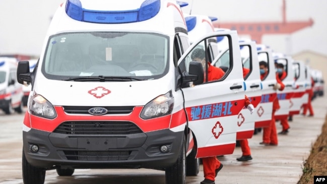 中国江西省南昌市一队负压救护车准备前往武汉救援。(2020年2月12日)