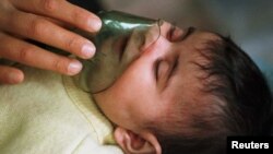 Ayat Jabar, bayi berusia lima bulan penderita asma dan pneumonia di rumah sakit di kota Saddam, selatan Baghdad.