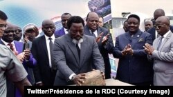 Le président de la République démocratique du Congo Joseph Kabila pose la première pierre d'une nouvelle aérogare visant à poursuivre la modernisation de l'aéroport international de N'Djili-Kinshasa, Kinshasa, 2 mai 2018. (Twitter/Présidence de la RDC)