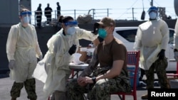 지난 2월 미 해군 상륙함 샌디에이고 승조원이 신종 코로나바이러스 백신을 접종하고 있다.