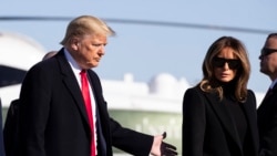 El presidente Donald Trump, con la primera dama Melania Trump, abordan el Air Force One el domingo, 23 de febrero de 2020, en la Base Andrews de la Fuerza Aérea, al partir de Washington para un viaje a la India.