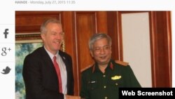 Ảnh chụp từ website của báo Tuổi Trẻ ngày 27/7 cho thấy Đại sứ Hoa Kỳ tại Việt Nam Ted Osius và Thứ Trưởng Bộ Quốc phòng Việt Nam Nguyễn Chí Vịnh.