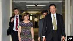 Quyền Phó Đại diện Thương mại Hoa Kỳ Wendy Cutler (trái) được người đồng nhiệm của Nhật Bản đồng cấp Nhật Bản Hiroshi Oe đón tiếp khi đến Tokyo đàm phán về hiệp định TPP, ngày 9/7/2015.