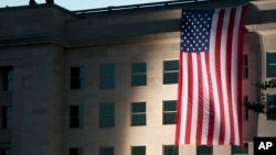 资料照：一面美国国旗悬挂在华盛顿的五角大楼外。