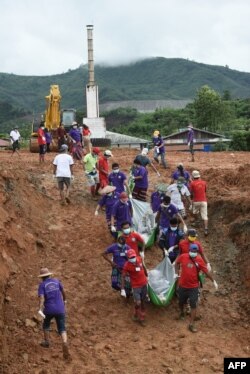 ကချင်ပြည်နယ် ဖားကန့်မြို့က မြေစာပုံပြိုကျမှုမှာ သေဆုံးပျောက်ဆုံးသူတွေကို ရှာဖွေကယ်ဆယ်ပေးနေတဲ့ စေတနာ့ဝန်ထမ်းများ။ (ဇူလိုင် ၀၄၊ ၂၀၂၀)