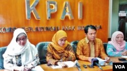 Ketua Komisi Perlindungan Anak Indonesia Susanto (kedua dari kanan) memberikan penjelasan mengenai modus baru perdagangan anak ke luar negeri di kantornya, Selasa (3/4). (Foto: VOA/Fathiyah)