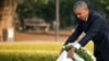 آقای اوباما در حال تقدیم گل در بنای یادبود صلح هیروشیما.