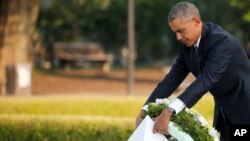 Rais Barack Obama wa marekani akiweka shada la maua kwenye Bustani ya Amani ya Hiroshima, maghariobi ya Japan, Ijuama, May 27, 2016.