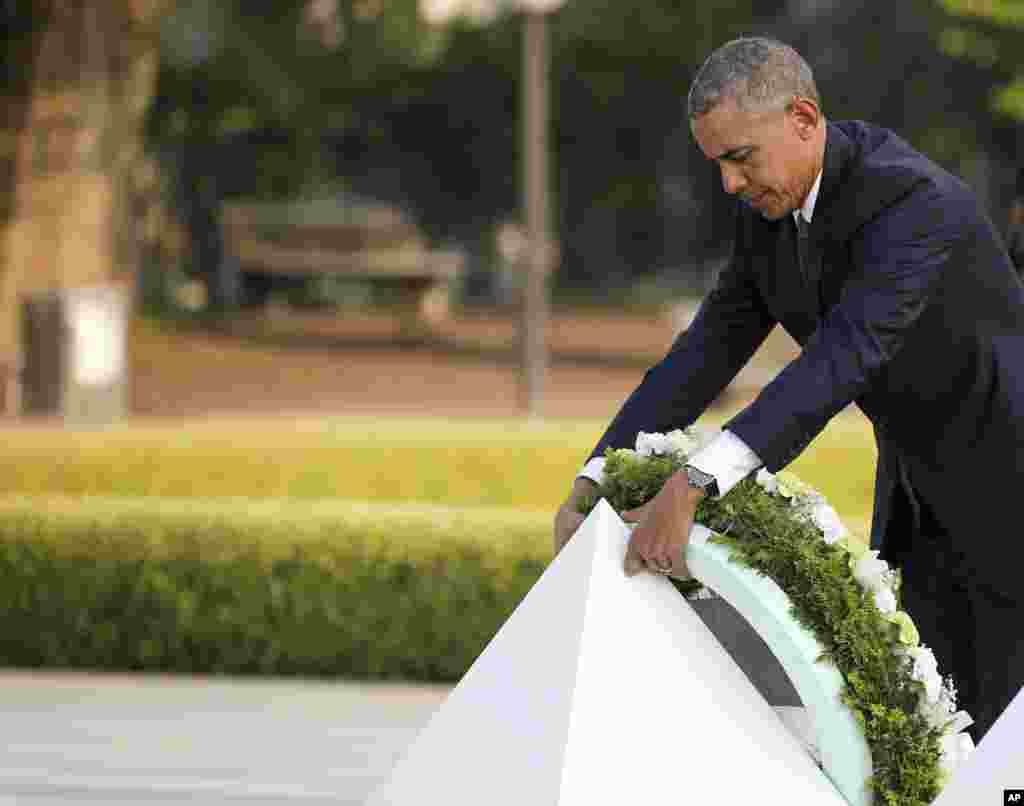 Perezida Barack Obama ashyira indabo ku rwibutso rw&#39;amahoro rwa Hiroshima