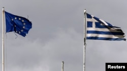 24일 그리스 아테네 재무부 건물 꼭대기에 유럽연합 깃발(왼쪽)과 그리스 국기가 나란히 펄럭이고 있다. 