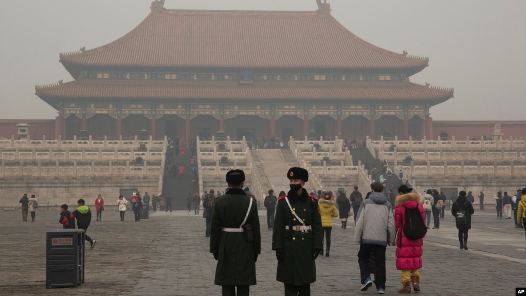 2015年12月22日，中国武警在雾霾下的故宫站岗