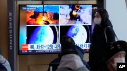 31일 한국 서울역에 설치된 TV에서 북한의 탄도미사일 발사 관련 보도가 나오고 있다.